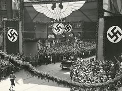  Hakenkreuzfahnen in Hamburger Straße bei Besuch Hitlers